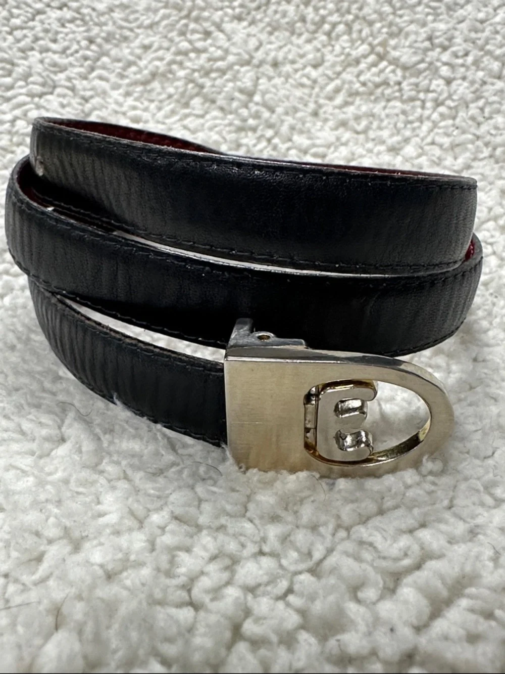 Soft Rich Leather (Black & Burgundy) Skinny Reversible Belt, Buckle has ‘E’ logo